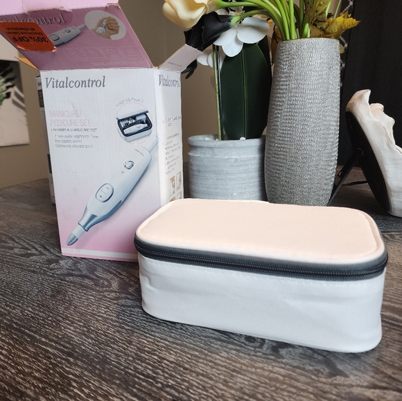 Deluxe Manicure/Pedicure Set - Picture 1 of 7